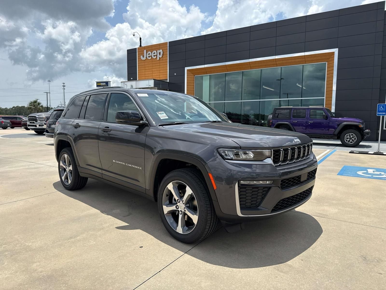 2026 Jeep Grand Cherokee GRAND CHEROKEE LIMITED 4X2 in Baltic Gray Metallic Clear-Coat Exterior Paint — front three-quarter view