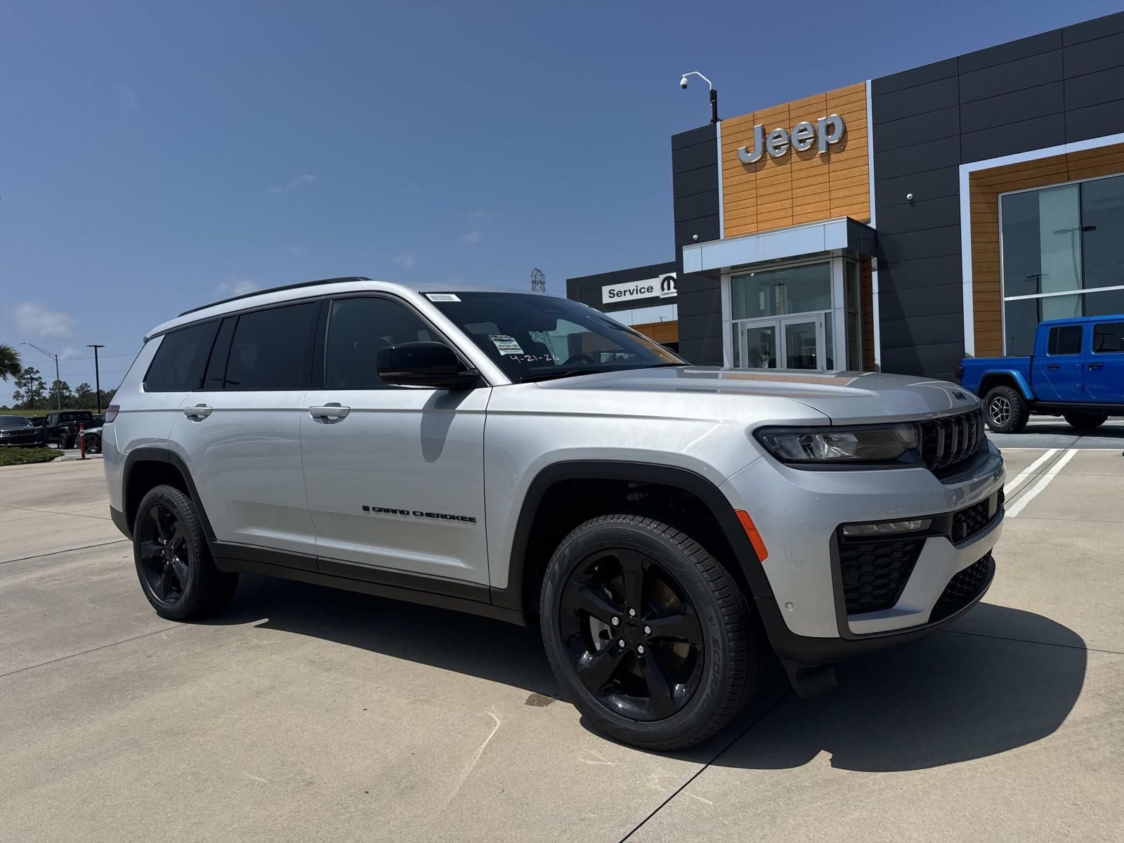 2026 Jeep Grand Cherokee GRAND CHEROKEE L LIMITED 4X2 in Silver Zynith Exterior Paint — front three-quarter view