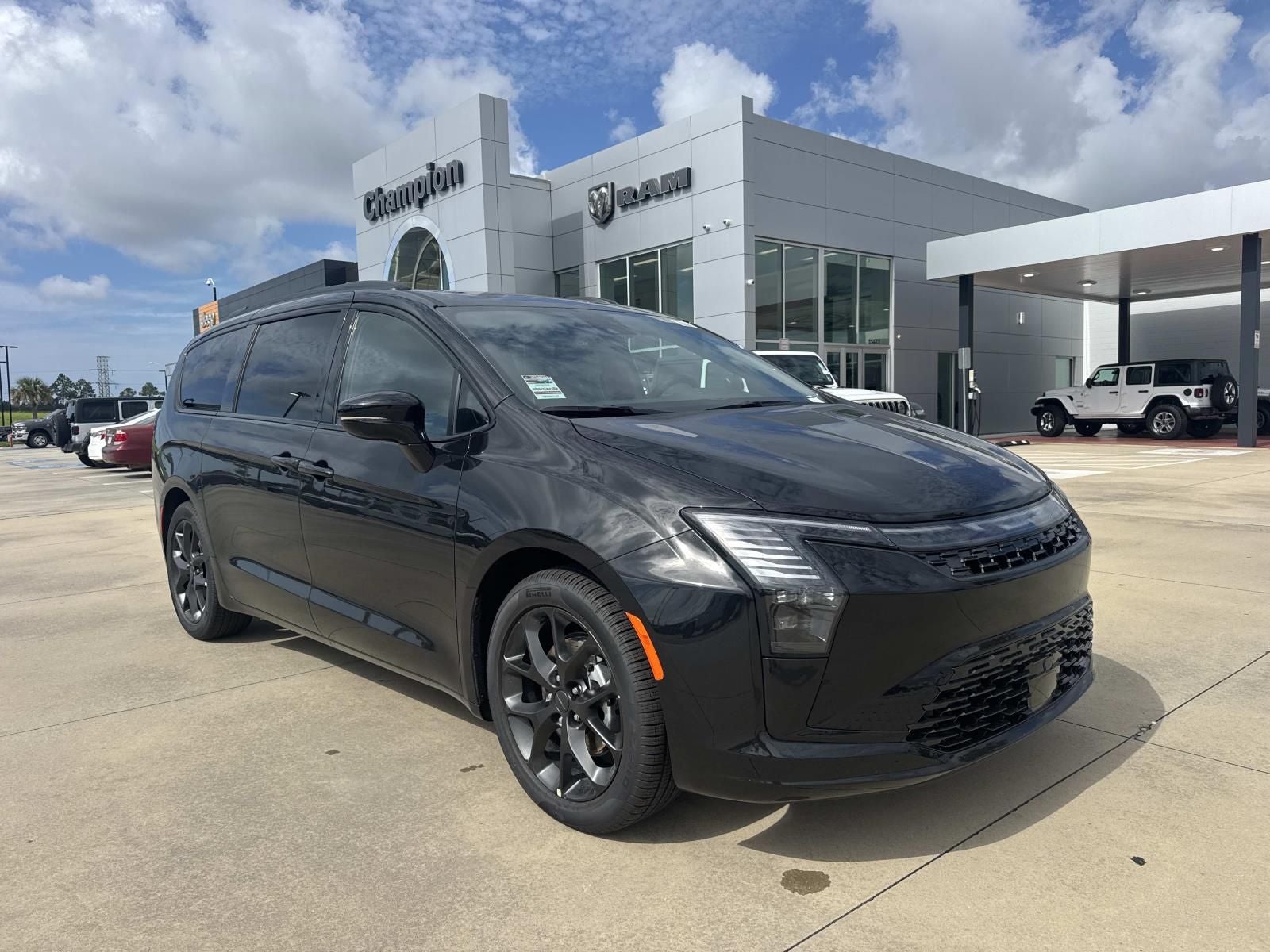 2027 Chrysler Pacifica PACIFICA LIMITED in Diamond Black Crystal Pearl-Coat Exterior Paint — front three-quarter view