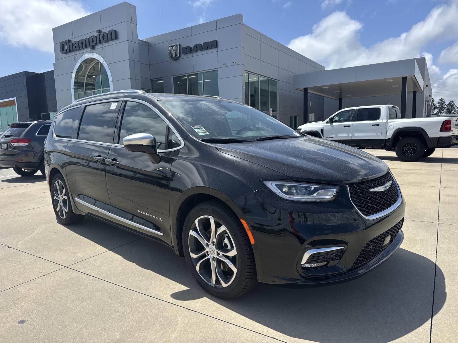 2026 Chrysler Pacifica PACIFICA PINNACLE in Diamond Black Crystal Pearl-Coat Exterior Paint — front three-quarter view