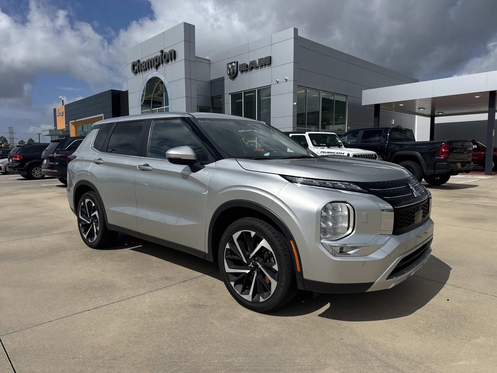 2024 Mitsubishi Outlander SE 2.5 S-AWC in Alloy Silver Metallic — front three-quarter view