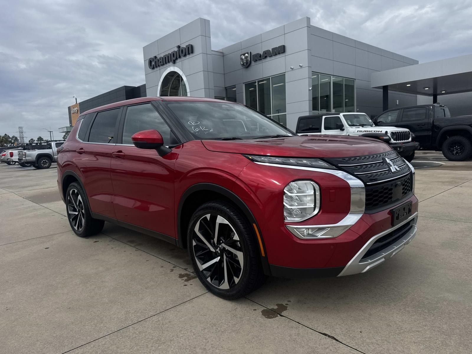 2024 Mitsubishi Outlander Base in Red Diamond — front three-quarter view